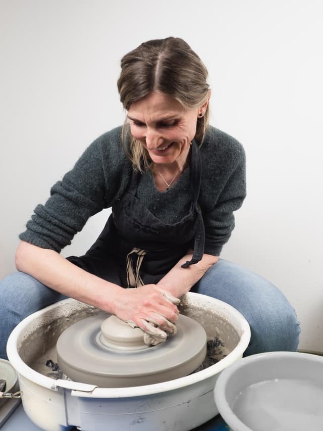 Annette an der Töpferscheibe
